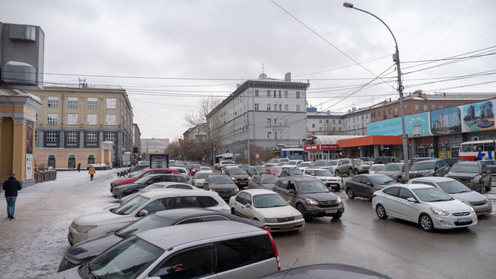 Хаотичная парковка вдоль обочины в городе