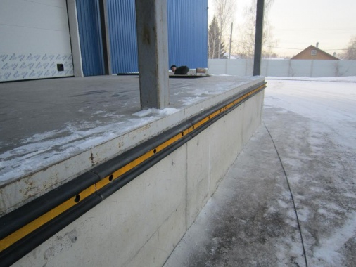 Резиновые бамперы-отбойники в зоне отгрузки мгазина-склада