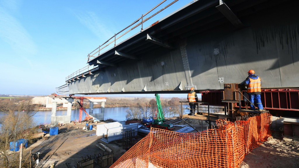 Промышленное сетчатое ограждение на работах по строительству моста