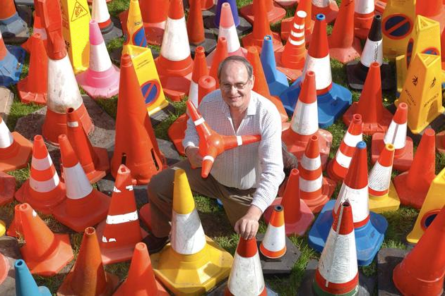 Дэвид Морган и его коллекция дорожных конусов, вошедшая в книгу рекордов Гиннесса Дэвид Морган и его коллекция дорожных конусов, вошедшая в книгу рекордов Гиннесса