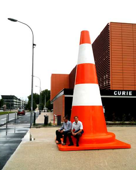 Место отдыха в виде сигнального дорожного конуса Место отдыха в виде сигнального дорожного конуса