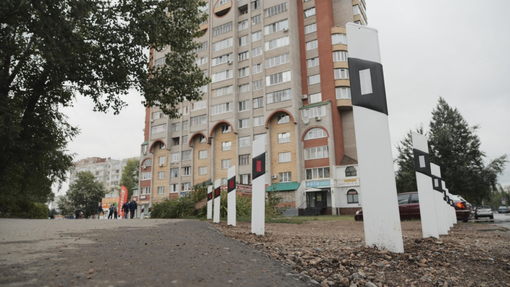 Сигнальные дорожные столбики для ограждения проезжей части вблизи жилых домов Сигнальные дорожные столбики для ограждения проезжей части вблизи жилых домов