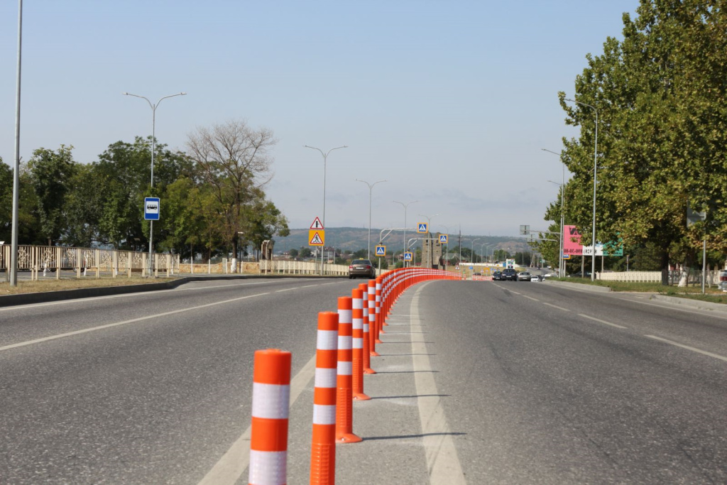 Столбики-неваляшки: виды и применение дорожных столбиков