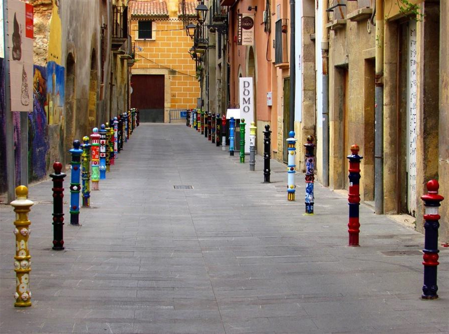 Парковочные столбики необычных расцветок на улице города