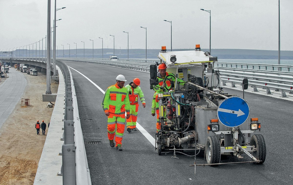 Разметка автомагистрали термопластиком при помощи разметочной машины