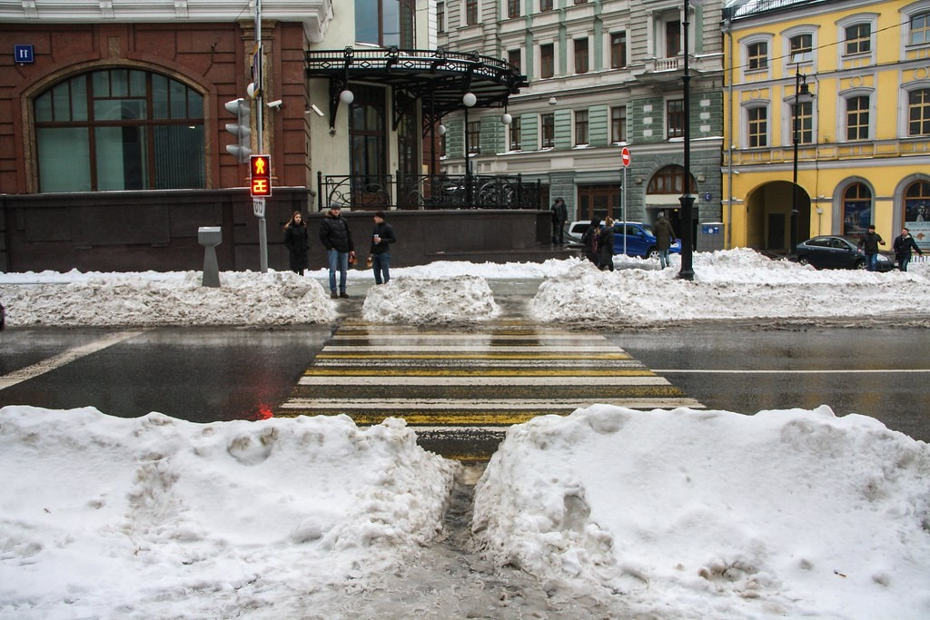 Неубранные городские улицы в зимний период