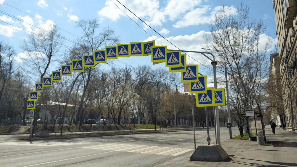 Обозначение пешеходного перехода несколькими дорожными знаками Обозначение пешеходного перехода несколькими дорожными знаками