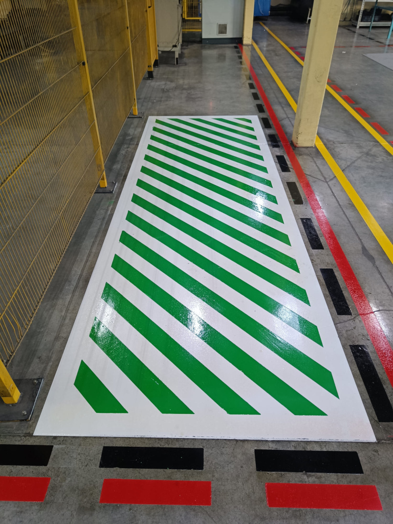 Линии разметки в ремонтном цеху автосервиса