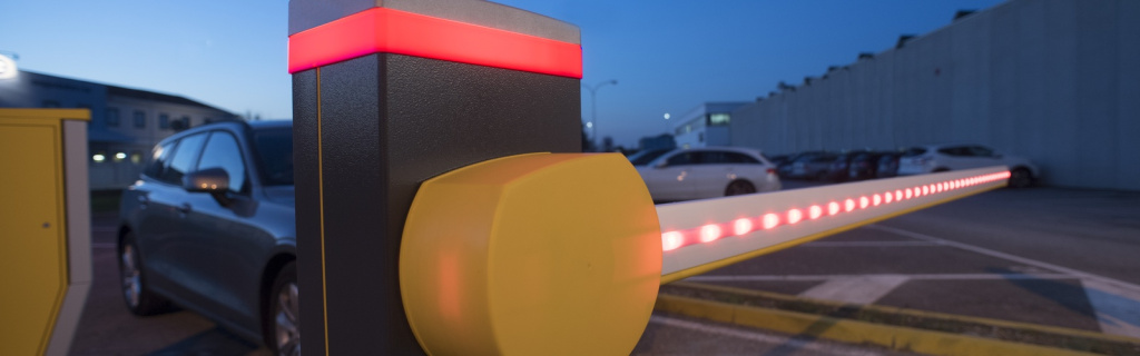 Шлагбаум на въезде на территорию автосервиса