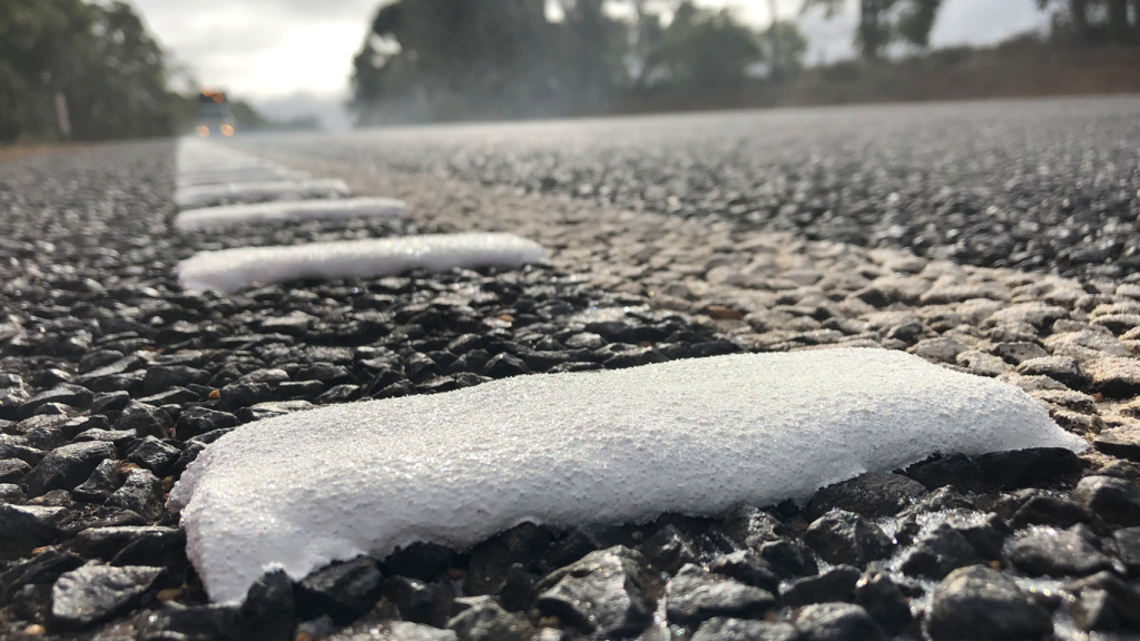 Холодный пластик со стеклошариками на дорожном покрытии