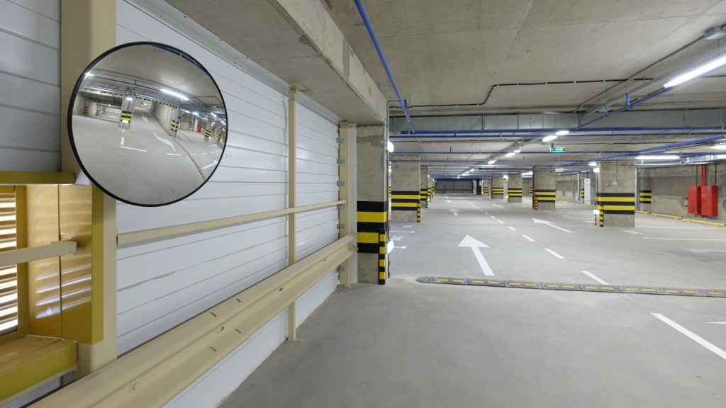 Дорожное сферическое зеркало на подземном паркинге