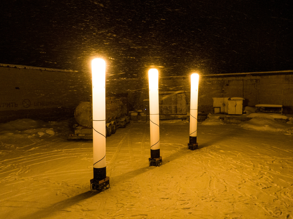 Мачты с мощными металлогалогенными лампами для освещения территории