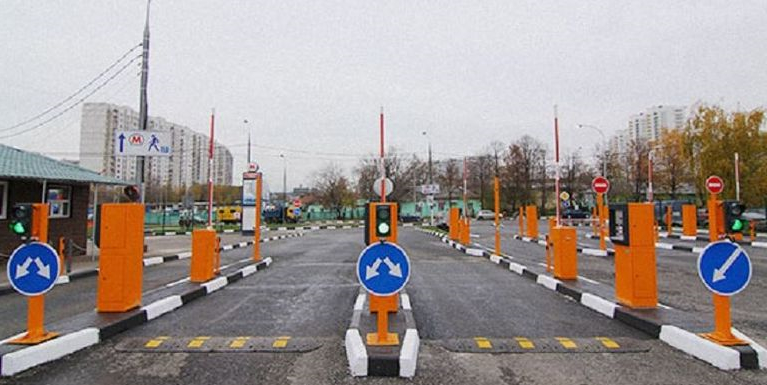 Автоматические шлагбаумы, дорожные знаки на закрытой платной парковке Автоматические шлагбаумы, дорожные знаки на платной парковке