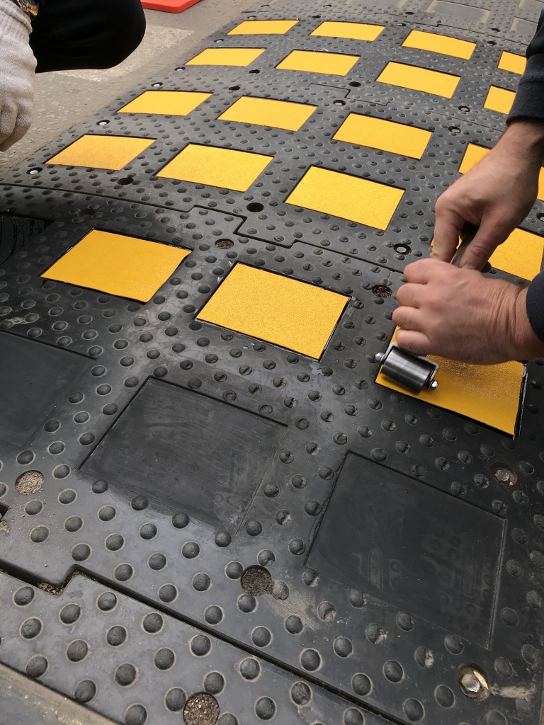 Крепление ИДН к дорожному полотну с помощью анкерных болтов