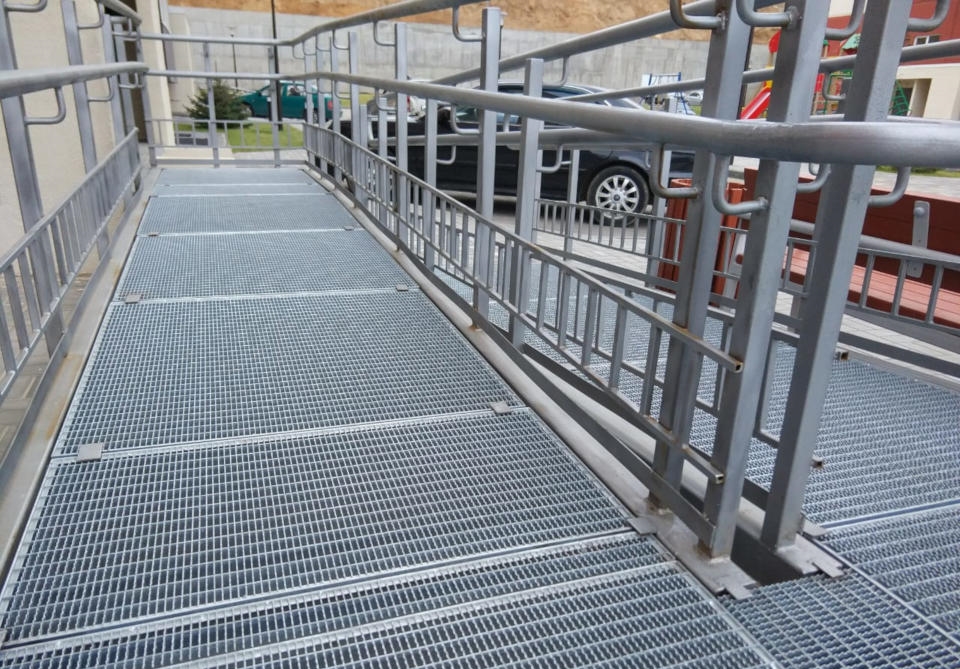 Прессованный настил из оцинкованной стали для защиты от скольжения Прессованный настил из оцинкованной стали для защиты от скольжения