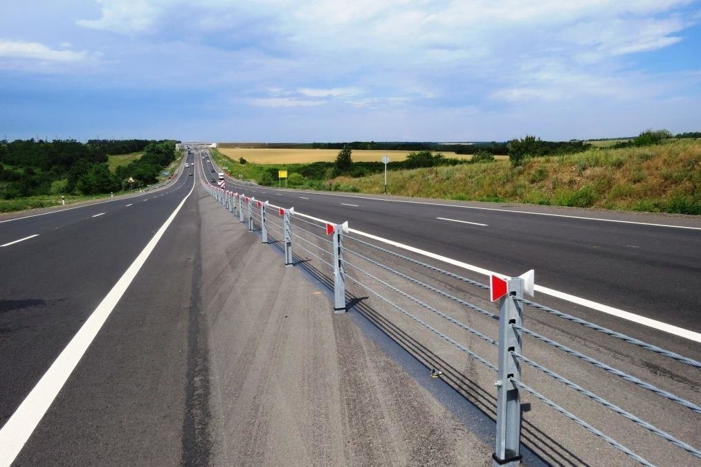 Разделение встречных потоков осевыми тросовыми ограждениями Разделение встречных потоков осевыми тросовыми ограждениями