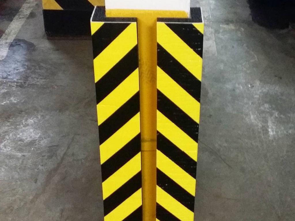 Угловые демпферы из вспененного полиэтилена для защиты элементов зданий Угловые демпферы из вспененного полиэтилена для защиты элементов зданий