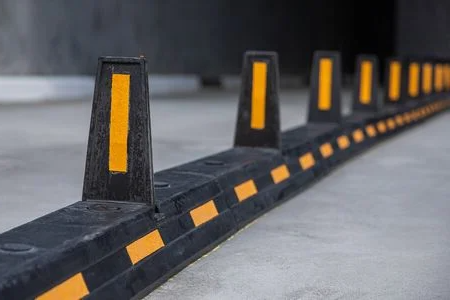 Дорожные делиниаторы с флажками