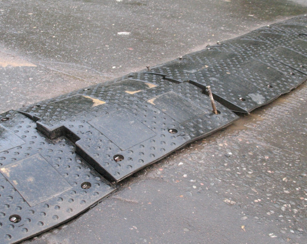 Изношенный лежачий полицейский, подлежащий замене