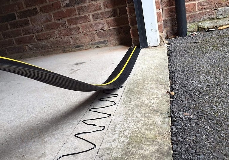 Процесс монтажа кабель-канала гибкого на порог гаража Процесс монтажа кабель-канала гибкого на порог гаража