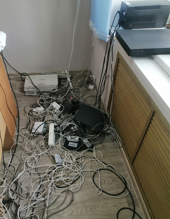 Неорганизованная проводка в офисе Неорганизованная проводка в офисе