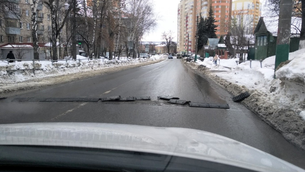 Остатки поврежденной ИДН на проезжей части Остатки поврежденной ИДН на проезжей части