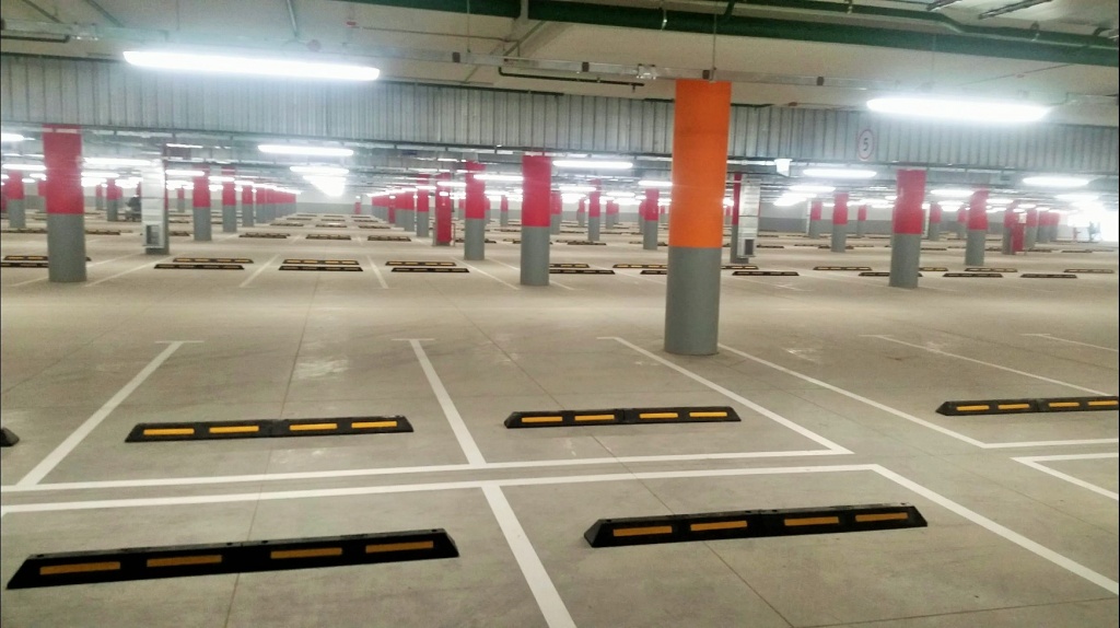Обозначение парковочных мест с помощью колесоотбойников и напольной разметки на подземной парковке "Острова мечты" Обозначение парковочных мест с помощью колесоотбойников и напольной разметки на подземной парковке "Острова мечты"