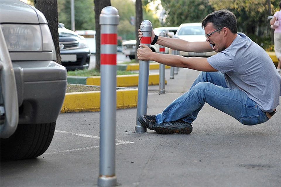 Столбики дорожные, разделяющие парковку и тротуар