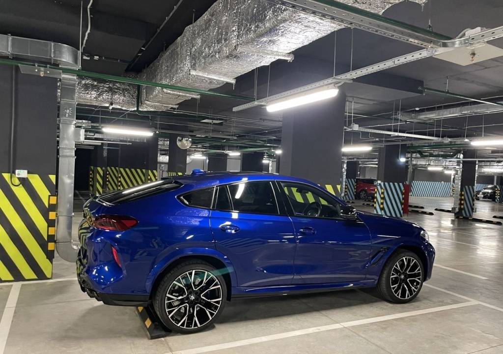 Подземный паркинг, оснащенный парковочным оборудованием Подземный паркинг, оснащенный парковочным оборудованием