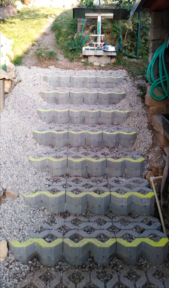 Ступени грунтовой лестницы укрепленные блоками газонной решетки