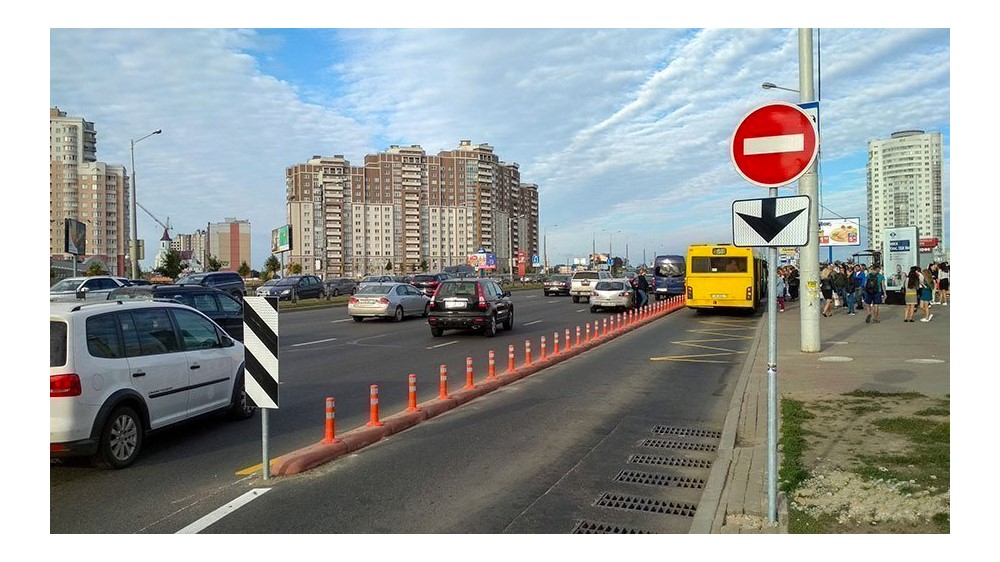 Карманы автобусных остановок огороженные делиниаторами