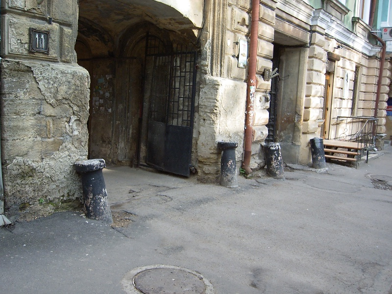 Колесоотбойные тумбы у ворот здания