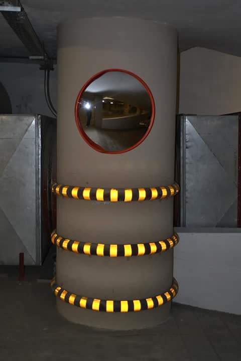 Дорожное зеркало на колонне подземного паркинга