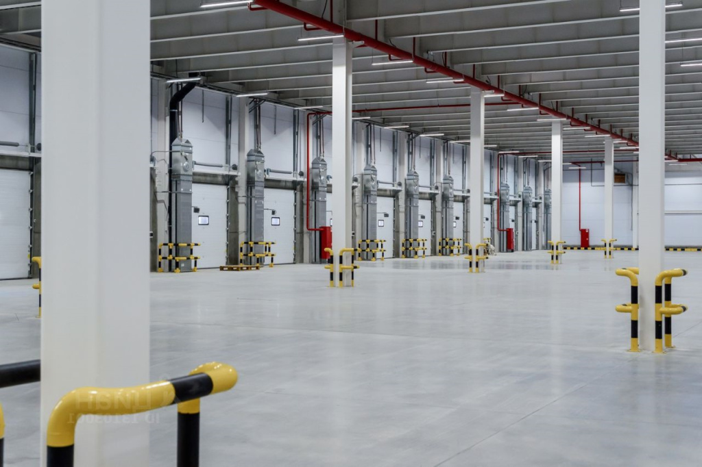 Металлические колесоотбойники для защиты производственного и холодильного оборудования в дарксторах