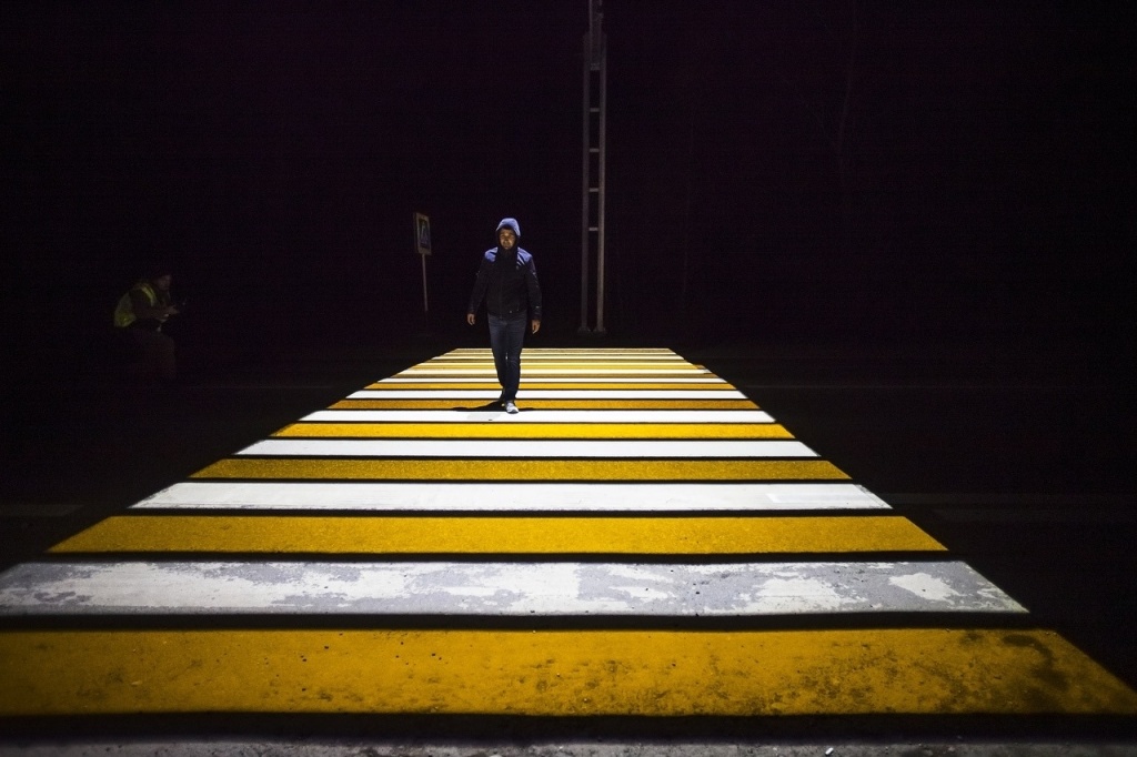 Освещение и светоотражающая разметка пешеходного перехода для обеспечения его видимости в темное время суток Освещение и светоотражающая разметка пешеходного перехода для обеспечения его видимости в темное время суток