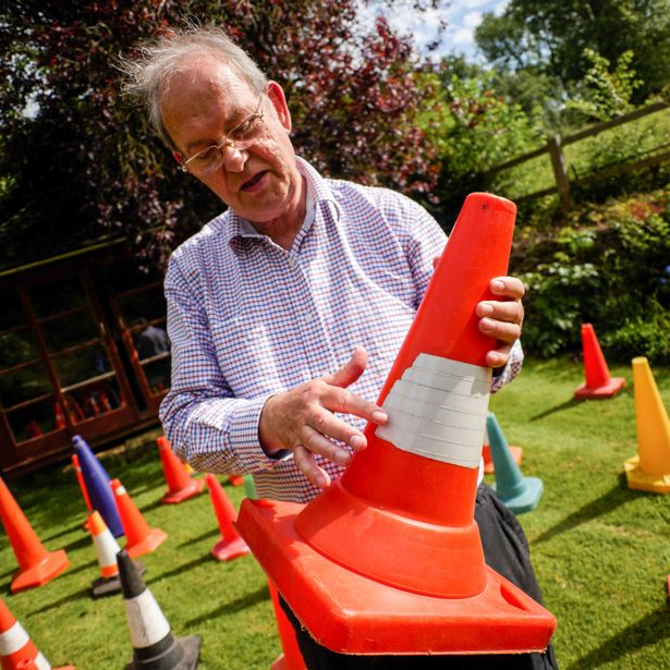 Пластиковый сигнальный конус оранжевого цвета Пластиковый сигнальный конус оранжевого цвета