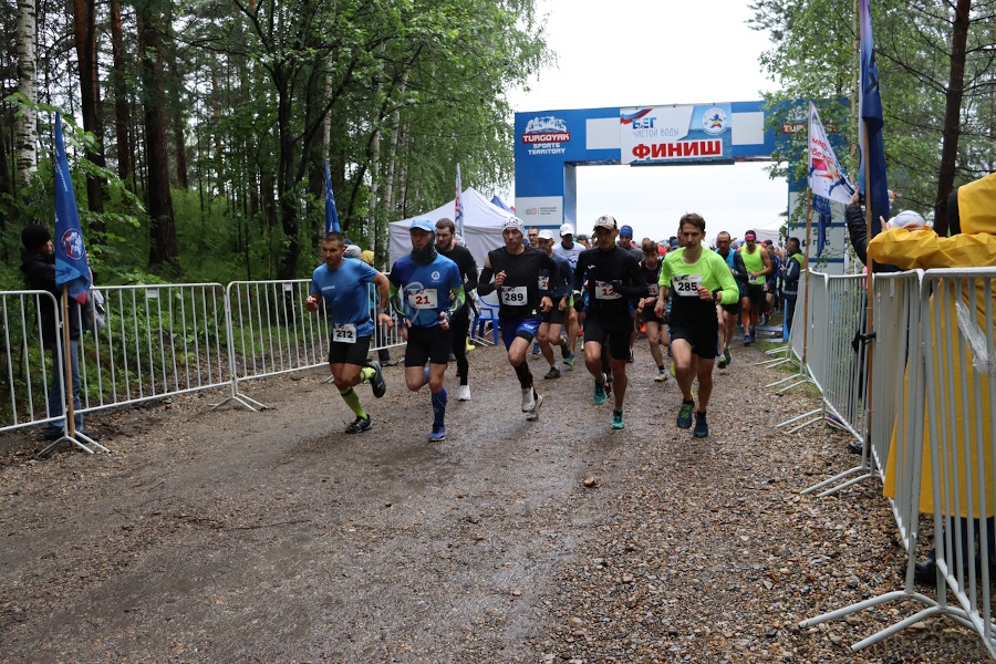 Обозначение старта марафона при помощи металлического ограждения  Обозначение старта марафона при помощи металлического ограждения
