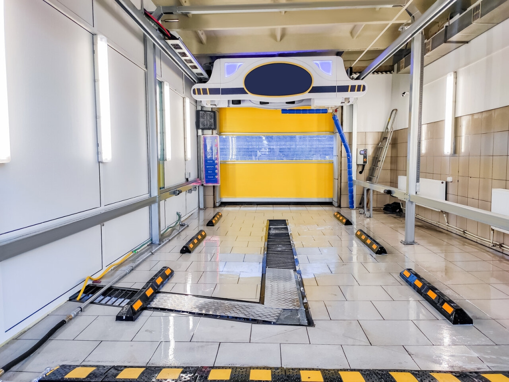 Защита оборудования автомойки колесоотбойниками