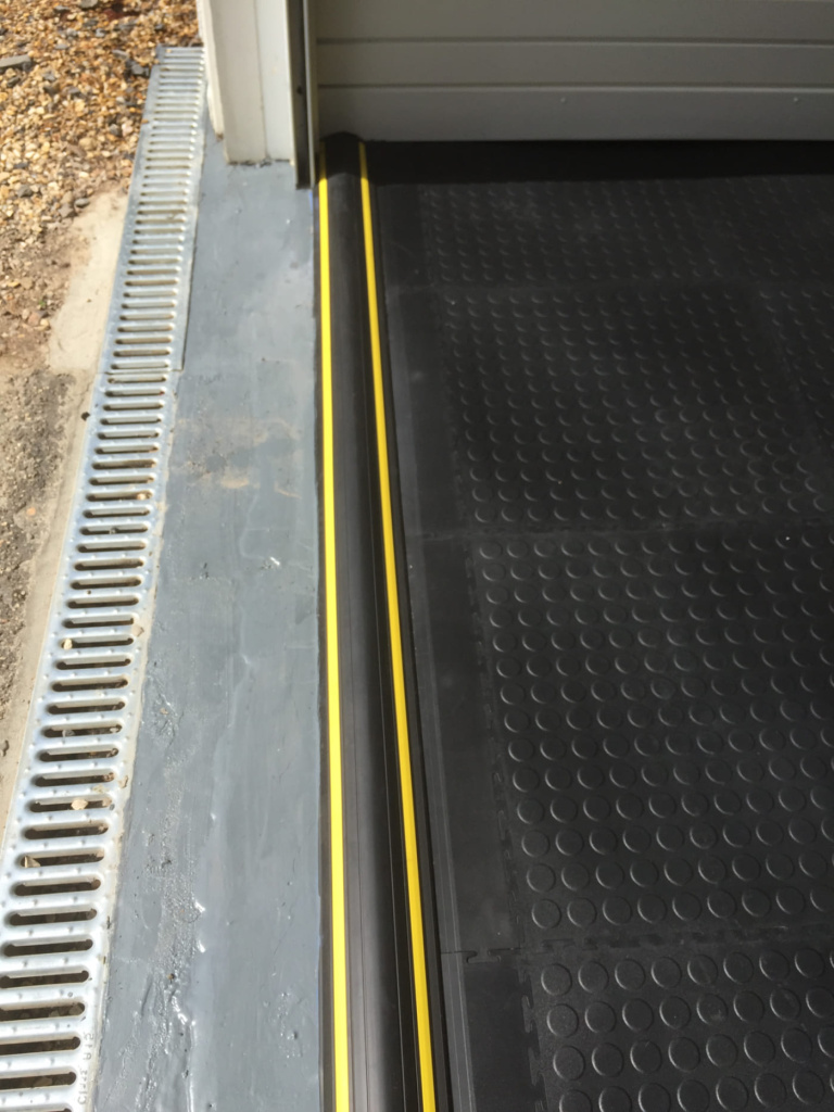 Гибкий резиновый каюель-канал на пороге гаража Гибкий резиновый каюель-канал на пороге гаража