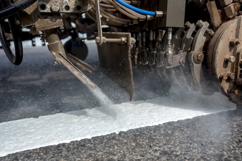 Процесс нанесения термопластика разметочной машиной