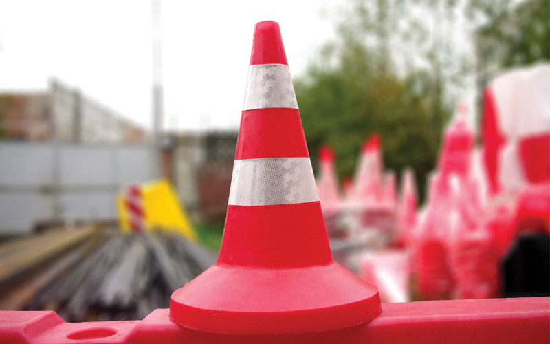 Пластиковый дорожный конус со светоотражающими полосами Пластиковый дорожный конус со светоотражающими полосами