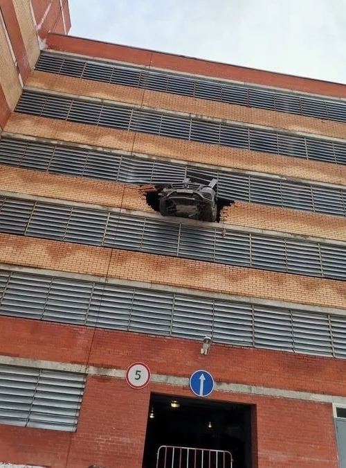 ДТП на крытой многоуровневой парковке: пробита кирпичная стена