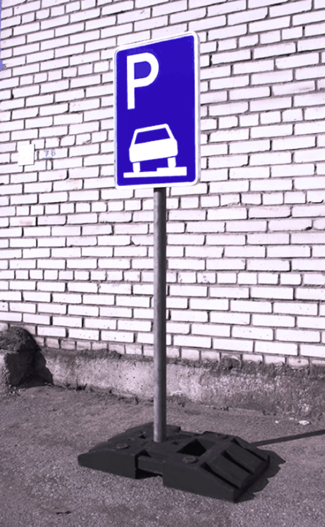 Дорожный знак на подставке для оснащения парковки для инвалидов