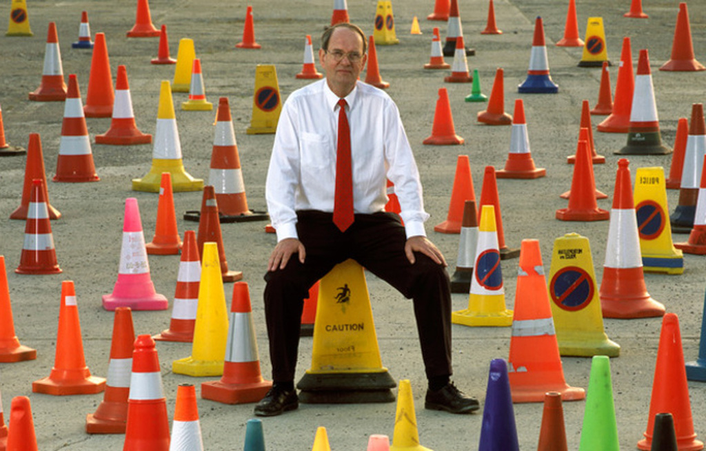 Дэвид Морган - основатель компании Oxford Plastics - первого предприятия по изготовлению привычных пластиковых конусов оранжево расцветки Дэвид Морган - основатель компании Oxford Plastics - первого предприятия по изготовлению привычных пластиковых конусов оранжево расцветки