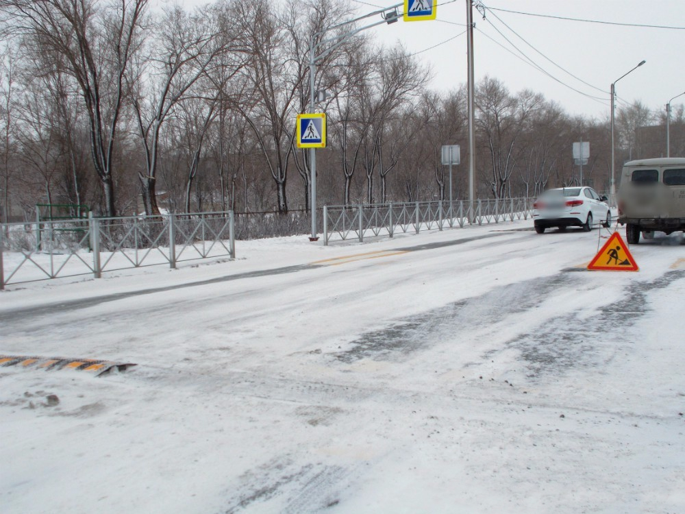 Лежачий полицейский, поврежденный снегоуборочной техникой