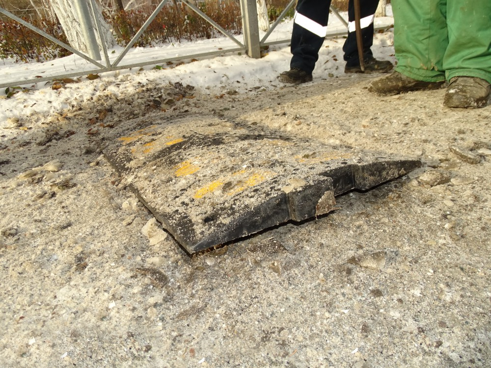 Лежачий полицейский (ИДН), поврежденный снегоуборочной техникой Лежачий полицейский (ИДН), поврежденный снегоуборочной техникой