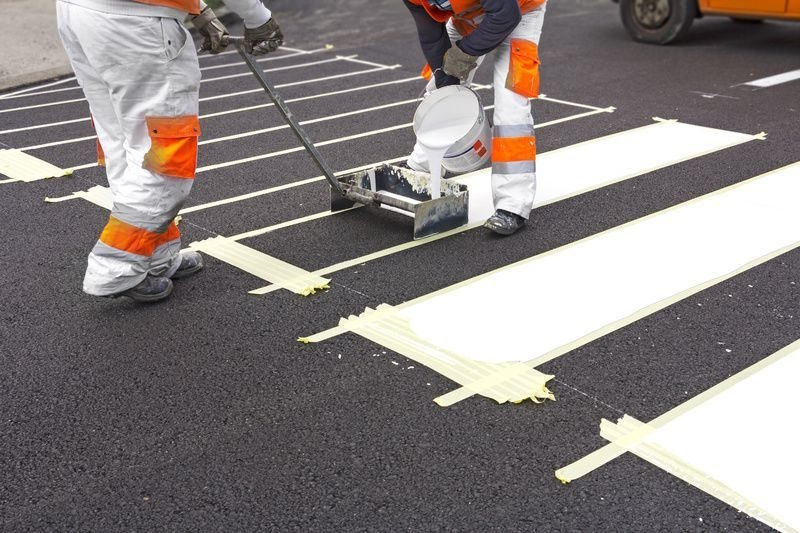 Разметка пешеходного перехода при помощи холодного пластика