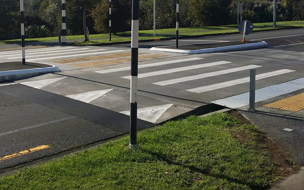 Пешеходный переход, ограниченный полимерпесчаными съездами