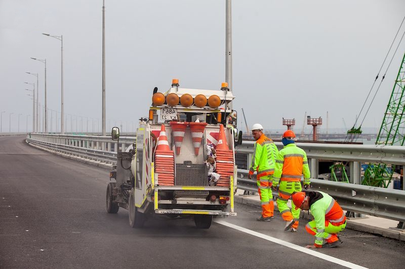 Процесс нанесения холодного пластика на дорожное покрытие при помощи разметочной машины