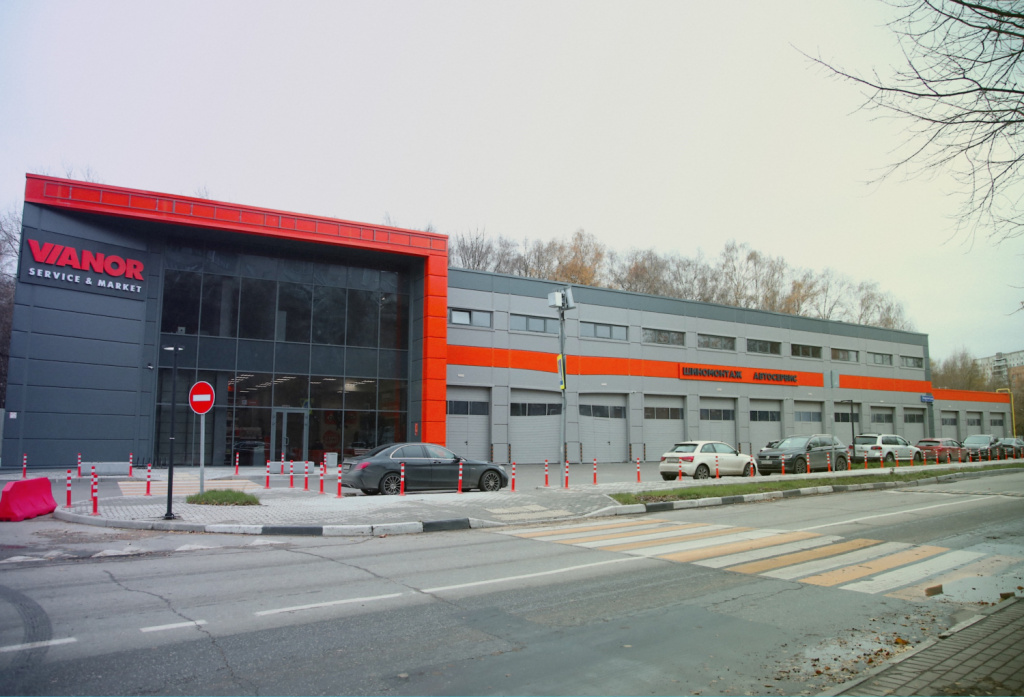 Площадка ожидания перед автосервисом